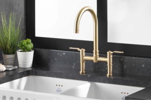 製品詳細：Perrin & Roweの「アームストロング（Armstrong）」2ホール・ブリッジ型キッチン水栓（サテンブラス）。[型番：4593]