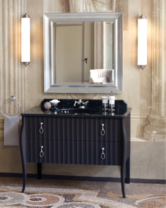 ブランド概略：アンティーク調の優美な造形と収納力を兼ね備えた洗面化粧台「Single Charlotte（シングル・シャーロット）」。空間を格上げする重厚な質感と、洗練されたクラシック・ディテール。