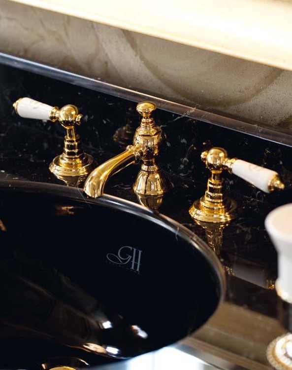 製品詳細：アンティークデザインの極致「BERKELEY」3穴水栓。ローズゴールドやダークニッケルといった希少な仕上げを含む多彩なカラー展開で、洗面台の表情を自在に操る。