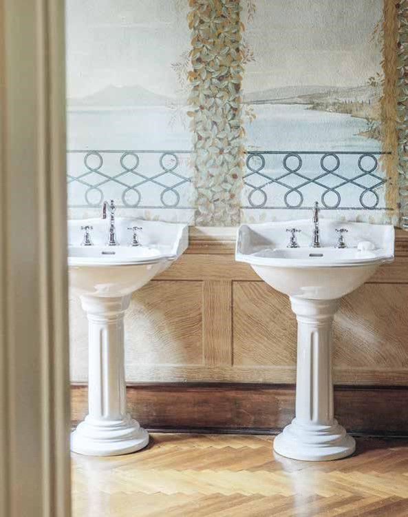 製品詳細：端正なシルエットの「Belgravia」。ペデスタル（脚部）の高さは2種類から選択でき、ユーザーの身長や使い心地に合わせた最適な設計を叶える。