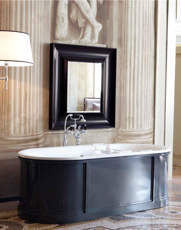 製品詳細：堅牢な鋳鉄製タブに木製フレームを組み合わせた、希少なデザインの「New Canada」。外装カラーや排水金具の仕上げも自由に選択でき、唯一無二のバスタイムを演出。