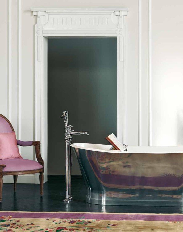 製品詳細：アルミニウムコーティング仕上げを施した「Richmond」。金属の光沢が放つ独創的な質感は、クラシックながらも近未来的な美しさを湛える。