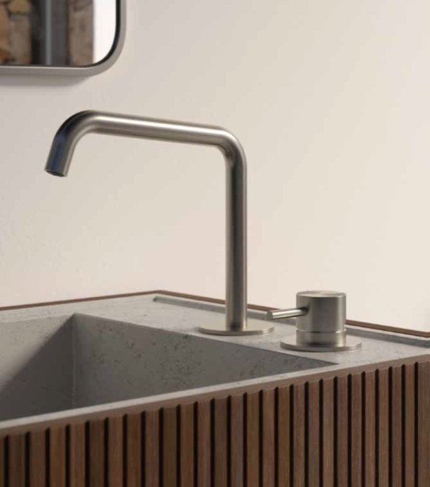 製品詳細:316ステンレスの質感を活かした、2穴式の洗面用水栓。特徴的な円柱型ハンドルを備えたミニマルなデザインで、最新のPVD技術によるカッパーやガンメタルなど、深みのある色彩と高い耐久性を両立。