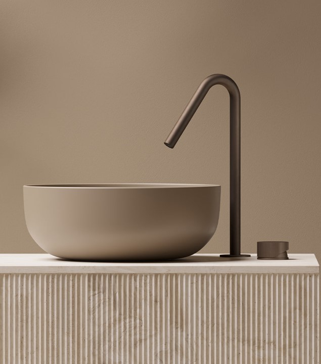 製品詳細:モダンシンプルの極致を体現する「Guy」。円柱形のハンドルと吐水部を独立させたセパレートモデルで、極限まで無駄を削ぎ落とした洗練の造形が、洗面空間に静謐な美しさをもたらす。