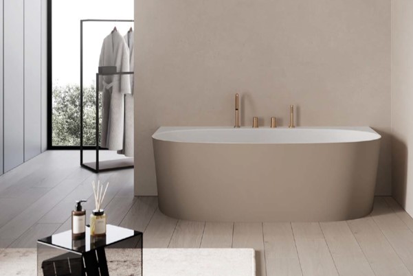 製品詳細：力強くも優美なラインが特徴の「Bull」。壁付け設置で空間を効率的に演出するバスタブ。