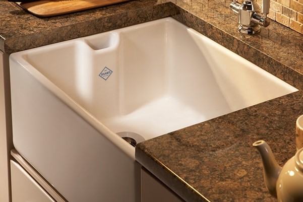 製品詳細:SHAWSの「ベルファスト(Belfast)」。深いボウルと伝統的なオーバーフローを備えた、英国スタイルの象徴。