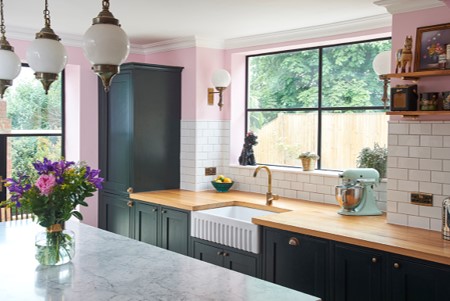 製品詳細:SHAWSの「ボウランド(Bowland)800」。前面のフルート(溝)装飾が、キッチンにクラシックな奥行きと華やかさを与える。