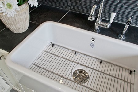 製品詳細:SHAWSの「バトラー(Butler)600」。コンパクトながら重厚な存在感を放つ、シングルボウル・エプロンフロントシンク。