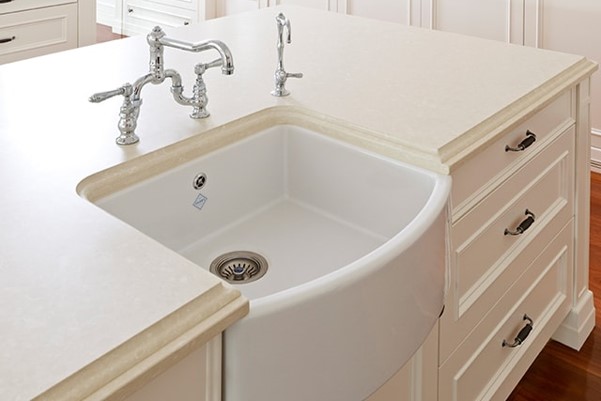 製品詳細:SHAWSの「ウォーターサイド(Waterside)600」。前面に緩やかなカーブを持たせた、柔らかな印象のモダン・ファイヤークレイシンク。