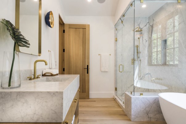 製品詳細：アーバンブラス仕上げの「Landmark Industrial」コレクション。洗面水栓からシャワーローズまで、14種のカラーと6種のハンドルで統一感のある空間を実現。