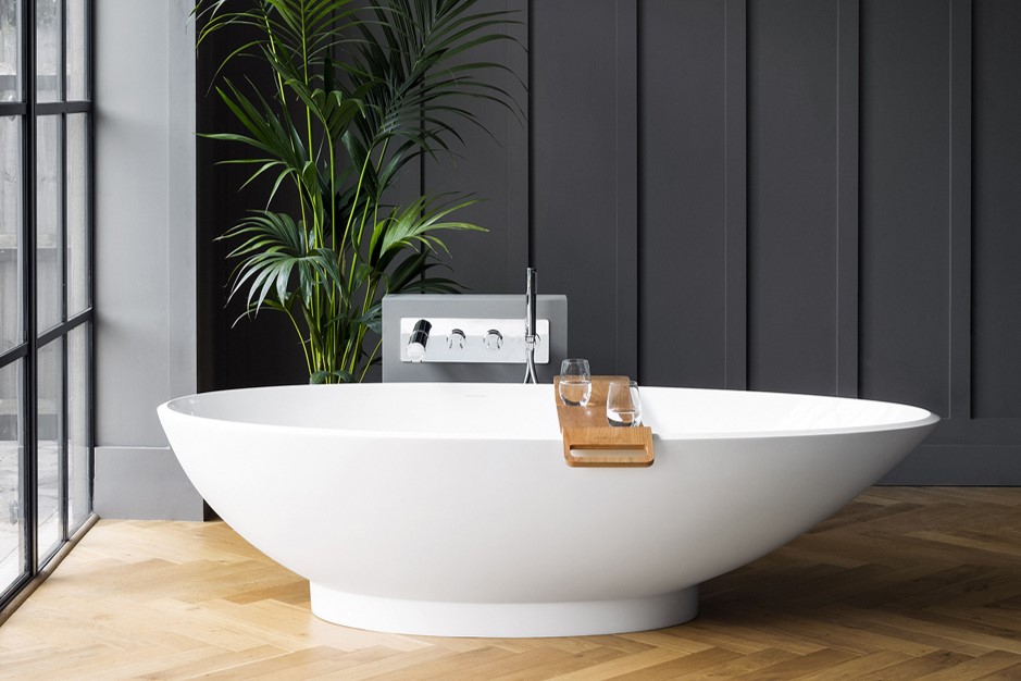 製品詳細：victoria + albertの「ナポリ（NAPOLI）」。卵のようなオーガニックな形状が、究極のリラックスタイムを演出する。