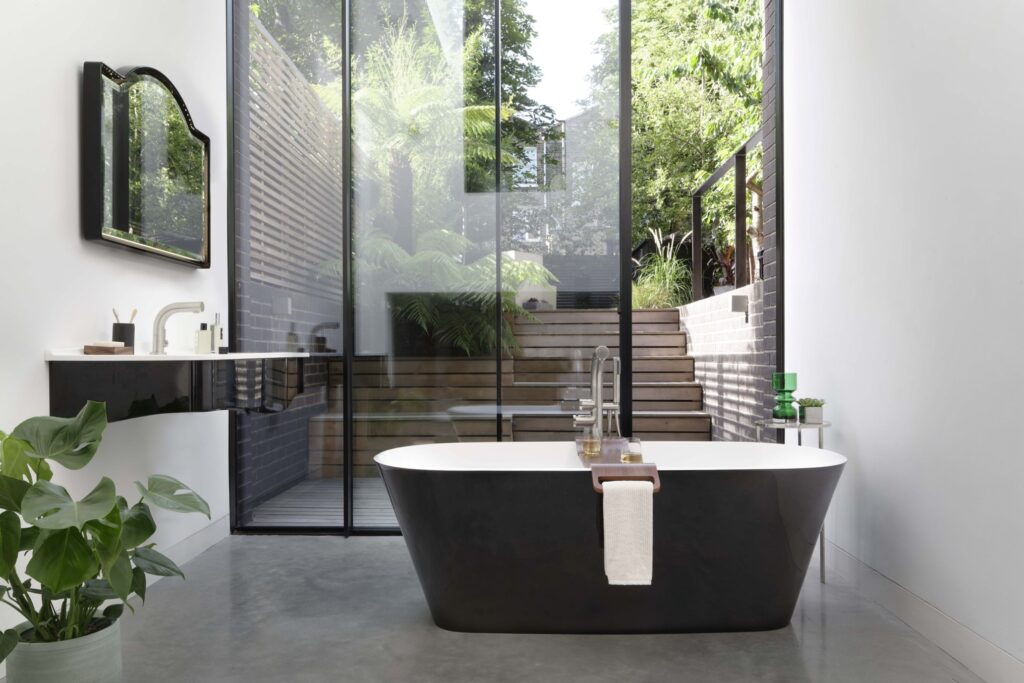 製品詳細：victoria + albertの「ヴェトララ（VETRALLA）1650」。外装にブラックのカラーオプションを施した、端正で都会的なモデル。