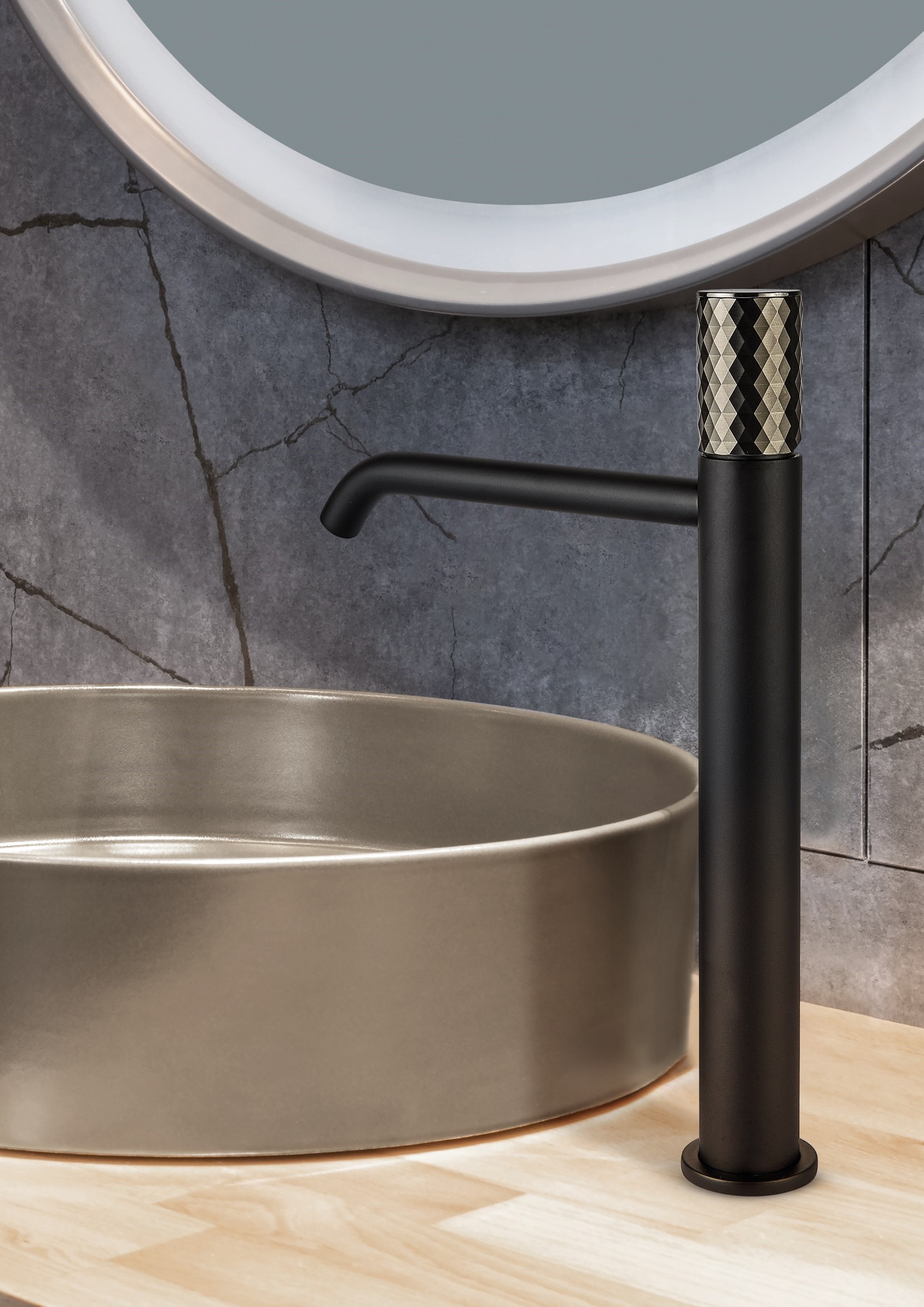 製品詳細：しなやかなラインと独特なレバー造形が美しい「Diadema」。耐久性に優れたPVD仕上げが輝きを放ち、ハンドル部も5種類のカラーから選べるパーソナライズ性の高い一品。