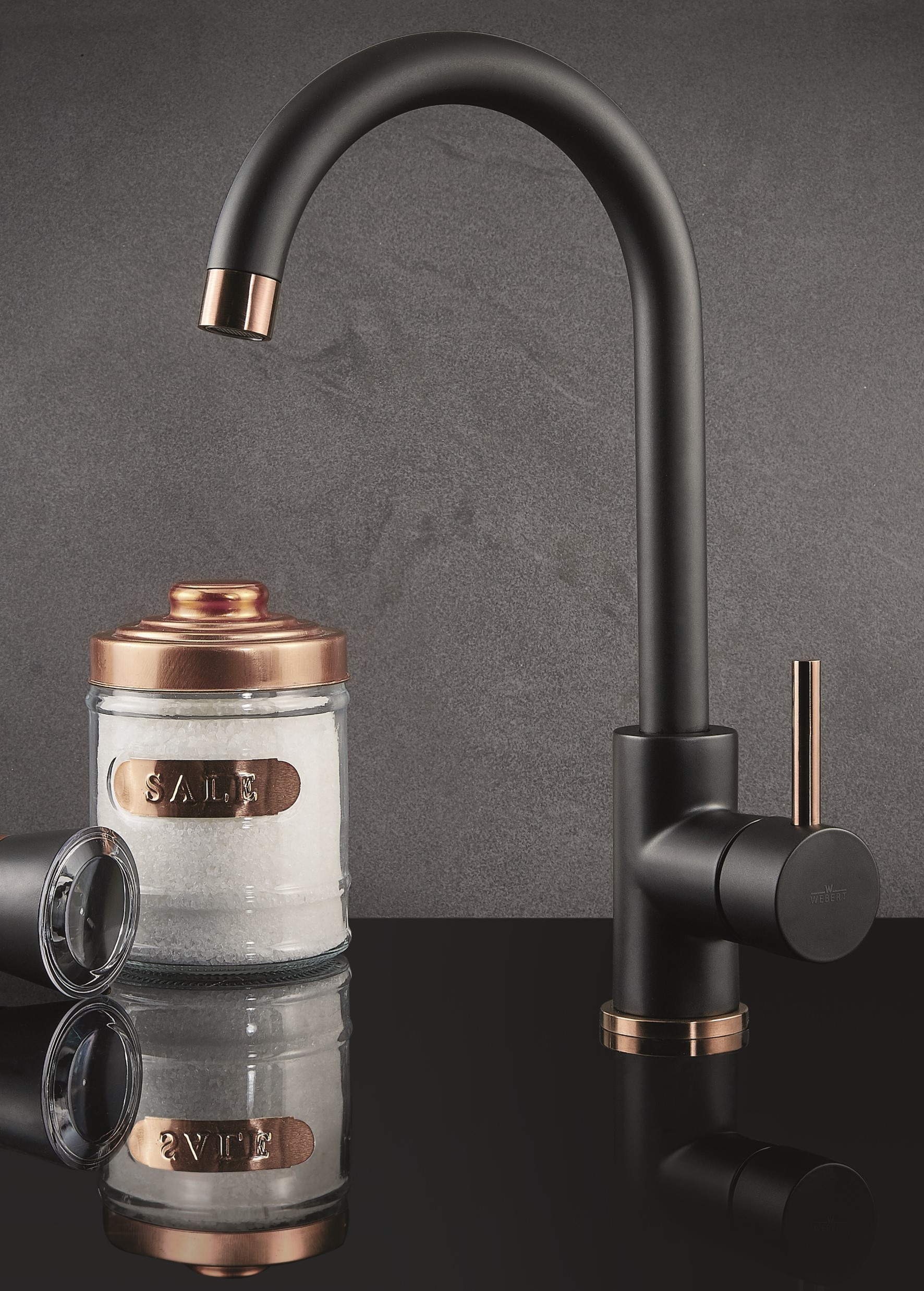 製品詳細：マットブラックの本体に、ゴールドやブロンズのアクセントを組み合わせる「Yen」。色の対比が美しいモダンなデザインで、キッチンをドラマチックに彩る。