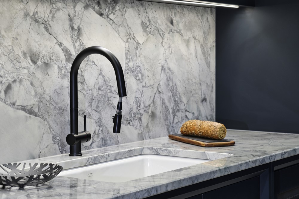 力強くもエレガントなシルエットを誇るAzureのキッチン水栓。マットなブラックフィニッシュが、キッチンに鮮烈な印象とモダンな落ち着きを与える。