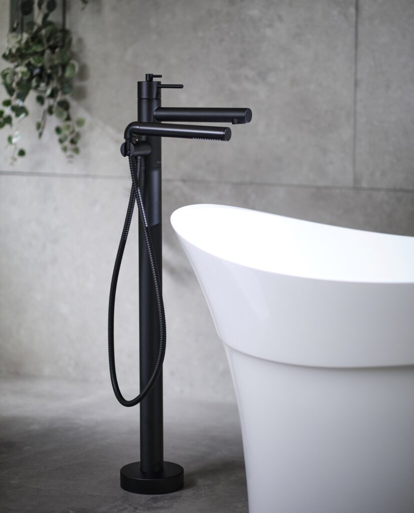 製品詳細：幾何学フォルムへの卓越した造形が特徴的なGSシリーズのバス用立水栓。ブラックフィニッシュの静かな存在感が、Victoria + Albert等の自立式タブと完璧に共鳴する。