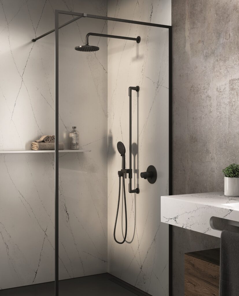 製品詳細：放物線の美しさを体現したParabolaシリーズのシャワーセット。黒のマットな質感がその幾何学的な輪郭を際立たせ、シャワータイムを洗練された体験へと変える。