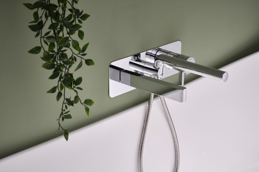 製品詳細：直線と曲線の対比が美しいParadoxの壁付けバス用水栓。壁面に溶け込む無駄のないフォルムが、バスルームのモダンな質感を際立たせる。