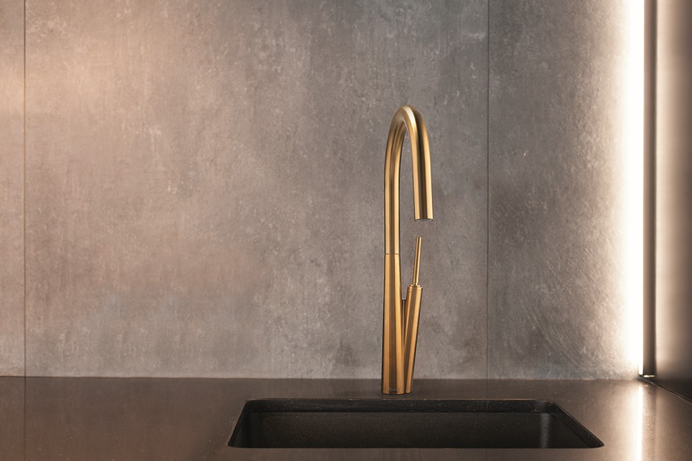 製品詳細：独創的な円形フォルムが光を纏う、Solsticeキッチン水栓。ブラッシュドゴールドの気品ある輝きが、キッチンに彫刻的な華やぎを添える。