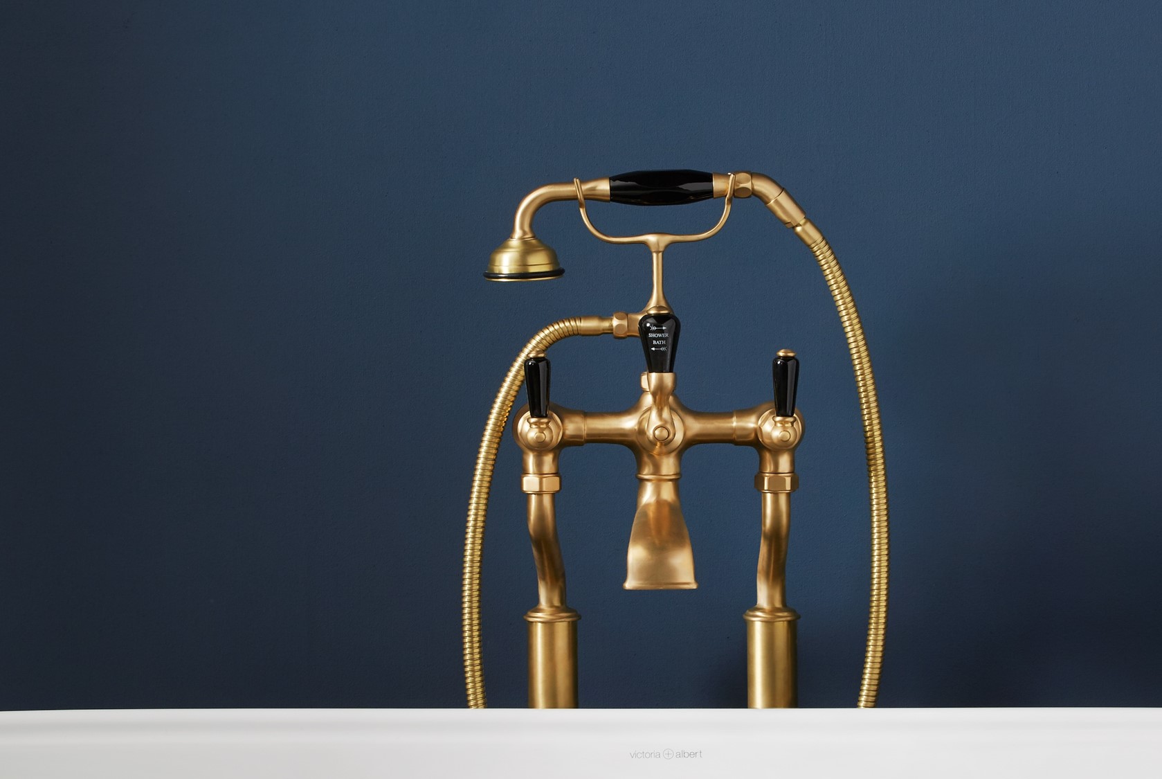 製品展開：英国の伝統美を象徴する「トラディショナル（Traditional）」シリーズのバス用立水栓。